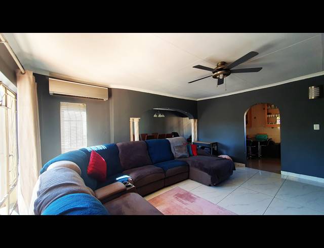 4 BEDROOM FREEHOLD FOR SALE IN BRACKENDOWNS